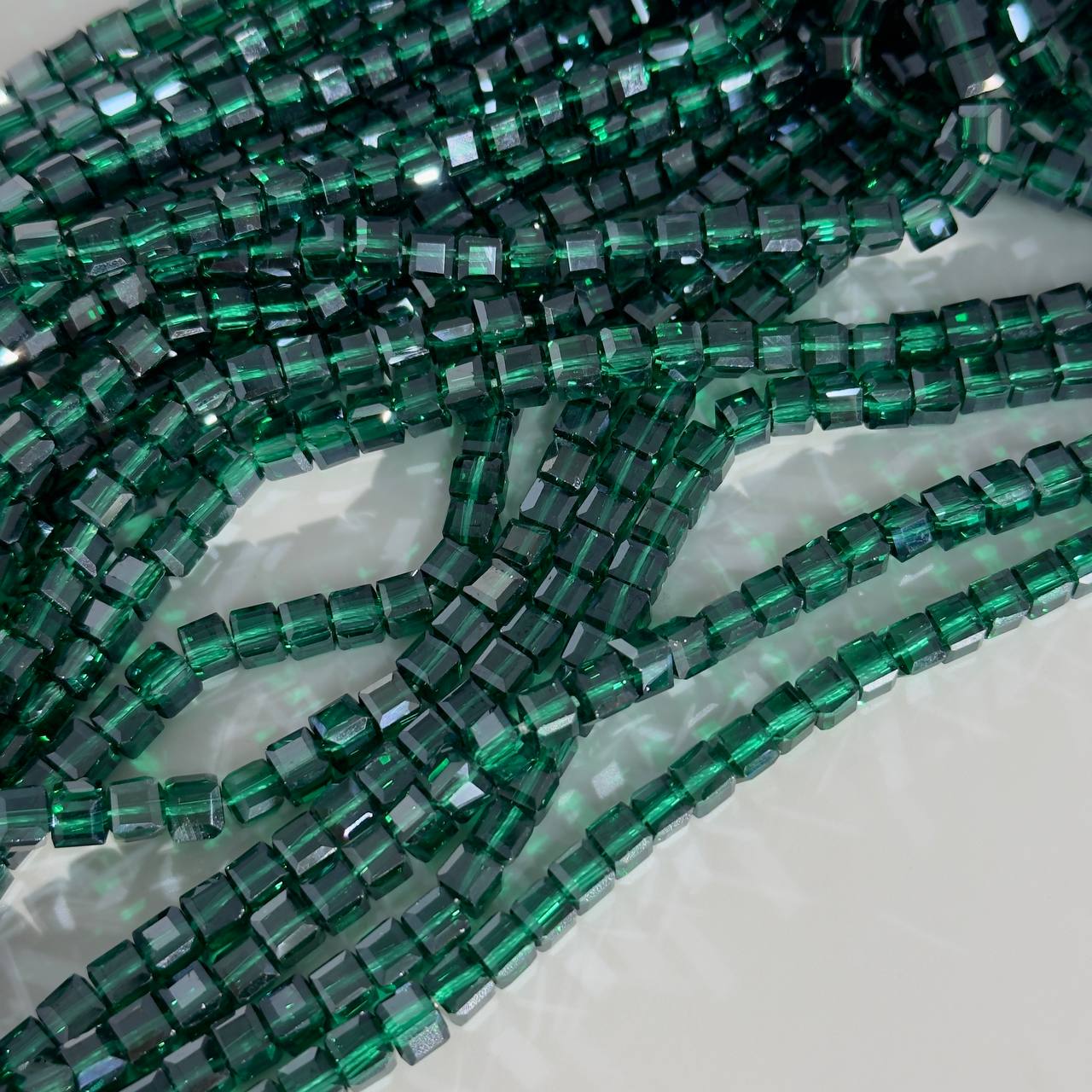Бусины стеклянные форма кубик размер 6*5мм цвет черный
